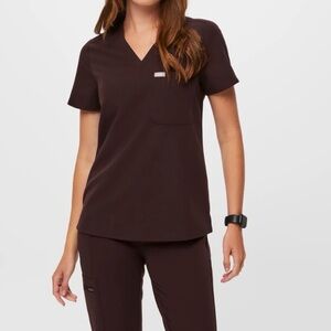 FIGS Women’s Catarina One Pocket V-Neck Scrub Top in Espresso